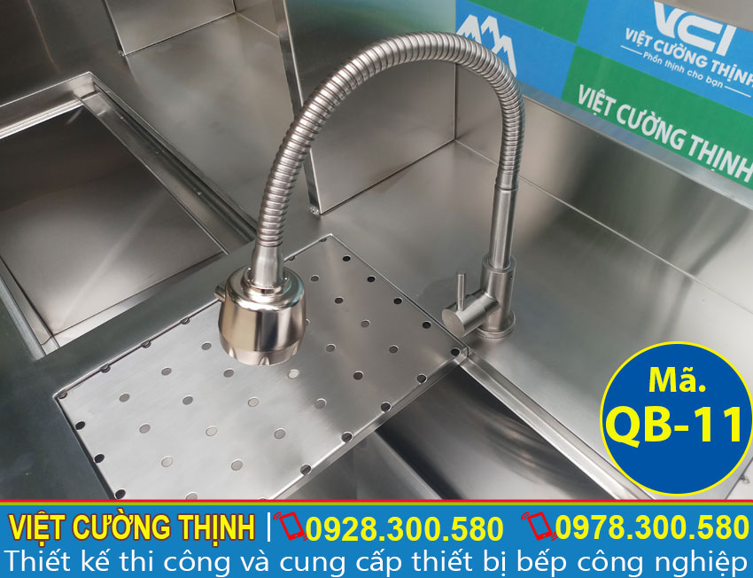 Chi tiết bồn rửa inox được tích hợp sẵn trong quầy pha inox, quầy bar trà sữa inox 1m6 QB-11 (Ảnh thật tế).