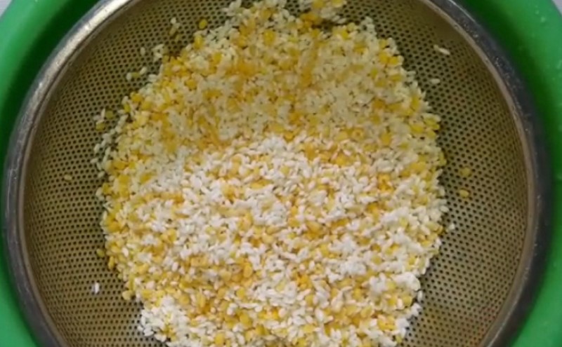 Vo gạo thật kỹ và ngâm gạo cho hạt nở ra