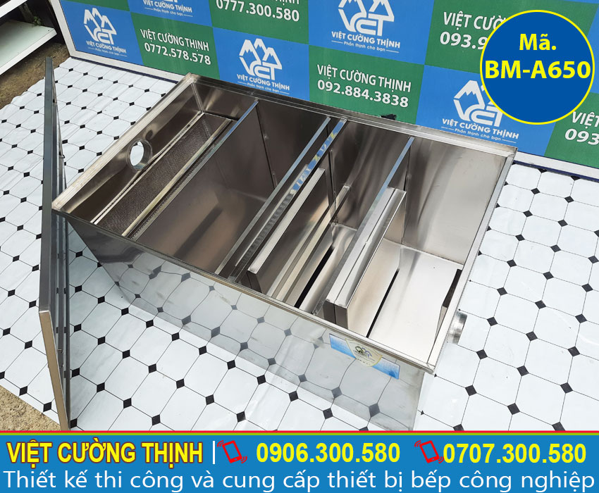 Bể tách mỡ thiết kế 4 ngăn: gồm ngăn lọc rác, ngăn lọc dầu mỡ và ngăn chứa nước thải.