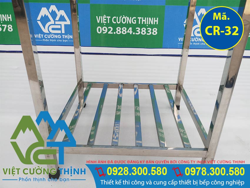 Khung chân thiết kế chắc chắn, bên dưới có kệ xong giúp sắp xếp chén bát sau khi rửa được thuận lợi.