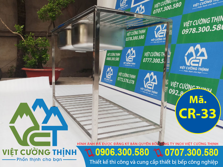 Khung chân thiết kế chắc chắn, bên dưới có kệ xong giúp sắp xếp chén bát sau khi rửa được thuận lợi.