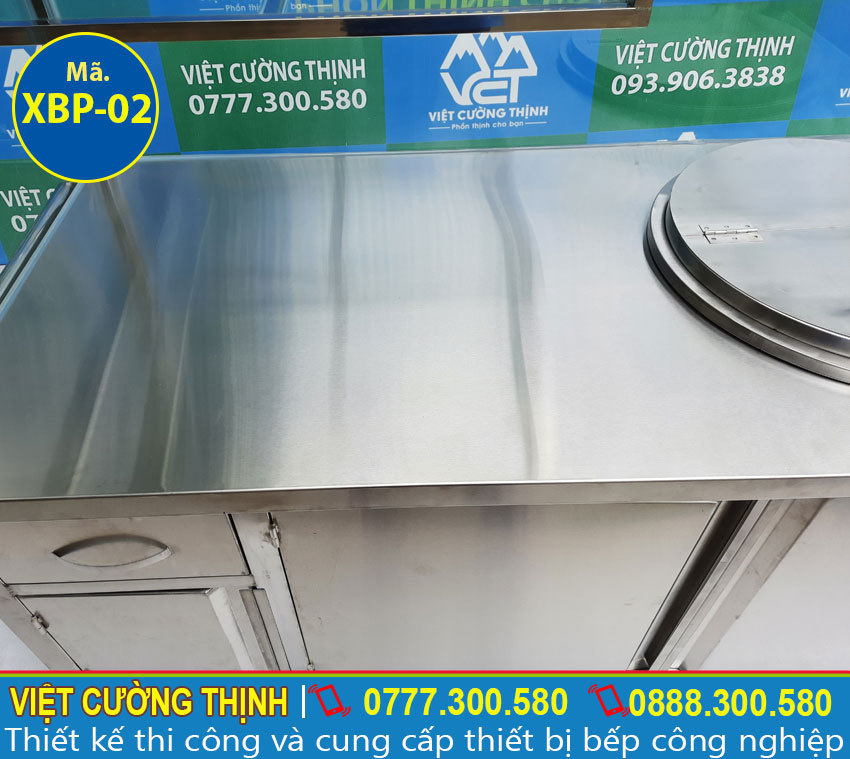 Tủ bán phở tích hợp nồi nấu nước lèo bằng điện sản xuất chất liệu inox 304 có độ bền cao và không bị oxi hoá. 